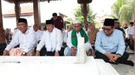 Bupati Tangerang Moch Maesyal Rasyid melaksanakan ziarah setelah meresmikan selesainya proyek pemugaran dan penataan Makam Kramat Ki Mauk (foto ; Tangerangkab.go.id)