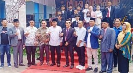 Usai acara Bupati Tangerang Moch Maesyal Rasyid berpose bersama dengan civitas akademika SMkS Gema Bangsa Kecamatan Cisoka 