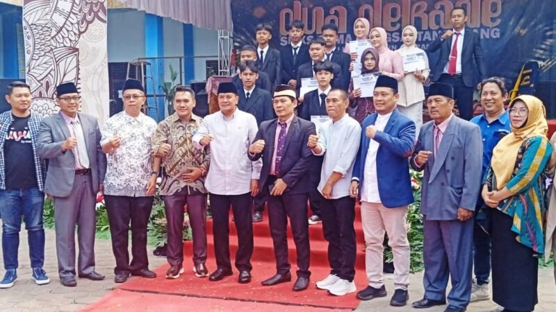 Usai acara Bupati Tangerang Moch Maesyal Rasyid berpose bersama dengan civitas akademika SMkS Gema Bangsa Kecamatan Cisoka 