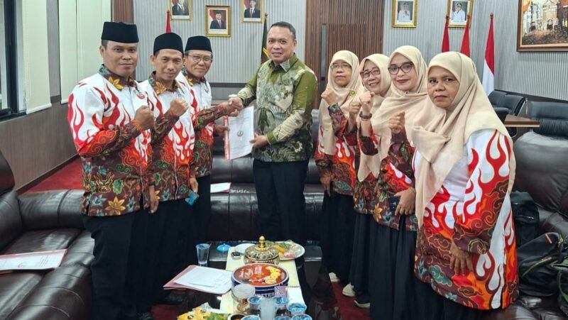 Ketua DPRD Kabupaten Tangerang Muhamad Amud saat menerima audiensi perwakilan guru-guru Madrasah yang tergabung pada PGMM beberapa waktu lalu di ruang kerjanya beberapa waktu lalu