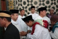 Usai melaksanakan Sholat Idul Adha dilanjutkan bersalam-salaman antara jamaah dengan Bupati Tangerang beserta jajarannya