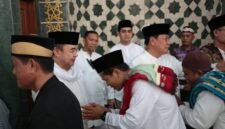 Usai melaksanakan Sholat Idul Adha dilanjutkan bersalam-salaman antara jamaah dengan Bupati Tangerang beserta jajarannya