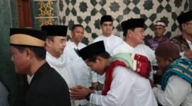 Usai melaksanakan Sholat Idul Adha dilanjutkan bersalam-salaman antara jamaah dengan Bupati Tangerang beserta jajarannya