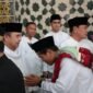 Usai melaksanakan Sholat Idul Adha dilanjutkan bersalam-salaman antara jamaah dengan Bupati Tangerang beserta jajarannya