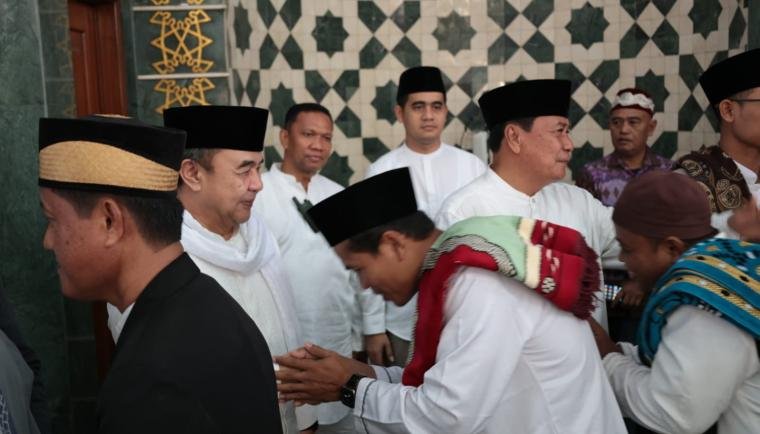 Usai melaksanakan Sholat Idul Adha dilanjutkan bersalam-salaman antara jamaah dengan Bupati Tangerang beserta jajarannya