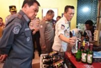 Saat sidak Bupati Tangerang menemukan ratusan botol minuman yang berada dilokasi THM tak berizin di Kelurahan Kaduagung Kecamatan Tigaraksa (Rabu, 14/05/2026)