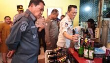 Saat sidak Bupati Tangerang menemukan ratusan botol minuman yang berada dilokasi THM tak berizin di Kelurahan Kaduagung Kecamatan Tigaraksa (Rabu, 14/05/2026)