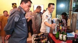 Saat sidak Bupati Tangerang menemukan ratusan botol minuman yang berada dilokasi THM tak berizin di Kelurahan Kaduagung Kecamatan Tigaraksa (Rabu, 14/05/2026)