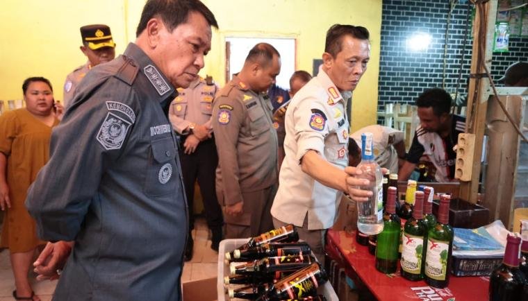 Saat sidak Bupati Tangerang menemukan ratusan botol minuman yang berada dilokasi THM tak berizin di Kelurahan Kaduagung Kecamatan Tigaraksa (Rabu, 14/05/2026)