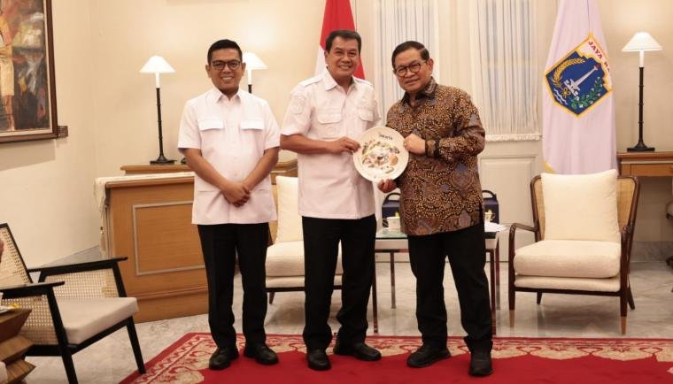 Bupati Tangerang Moch Maesyal Rasyid berpose bareng Gubernur DKI Jakarta Pramono Anung dan Gubernur Banten Andra Soni