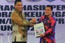 Bupati Tangerang Moch Maesyal Rasyid saat menerima penghargaan opini WTP ke-18 untuk Pemkab Tangerang 