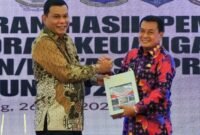 Bupati Tangerang Moch Maesyal Rasyid saat menerima penghargaan opini WTP ke-18 untuk Pemkab Tangerang 