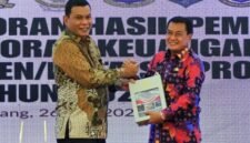 Bupati Tangerang Moch Maesyal Rasyid saat menerima penghargaan opini WTP ke-18 untuk Pemkab Tangerang 