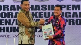 Bupati Tangerang Moch Maesyal Rasyid saat menerima penghargaan opini WTP ke-18 untuk Pemkab Tangerang 