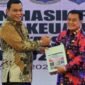 Bupati Tangerang Moch Maesyal Rasyid saat menerima penghargaan opini WTP ke-18 untuk Pemkab Tangerang 