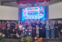 Sebanyak 30 anak yatim setelah menerima dana santunan berpose bersama dengan jajaran DMG Group dan Forkompimcam Kecamatan Kelapa Dua