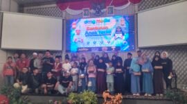 Sebanyak 30 anak yatim setelah menerima dana santunan berpose bersama dengan jajaran DMG Group dan Forkompimcam Kecamatan Kelapa Dua