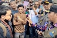 Camat Cisoka Sumartono berdialog dengan perwakilan pedagang Eks TPPS Pasar Cisoka 