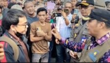 Camat Cisoka Sumartono berdialog dengan perwakilan pedagang Eks TPPS Pasar Cisoka