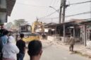 Guna mempercepat proses sebanyak 2 unit alat berat dan sejumlah armada truk DLHK digunakan dalam penertiban pedagang Eks TPPS Pasar Cisoka 