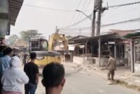 Guna mempercepat proses sebanyak 2 unit alat berat dan sejumlah armada truk DLHK digunakan dalam penertiban pedagang Eks TPPS Pasar Cisoka