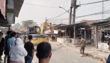 Guna mempercepat proses sebanyak 2 unit alat berat dan sejumlah armada truk DLHK digunakan dalam penertiban pedagang Eks TPPS Pasar Cisoka