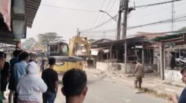 Guna mempercepat proses sebanyak 2 unit alat berat dan sejumlah armada truk DLHK digunakan dalam penertiban pedagang Eks TPPS Pasar Cisoka 