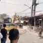 Guna mempercepat proses sebanyak 2 unit alat berat dan sejumlah armada truk DLHK digunakan dalam penertiban pedagang Eks TPPS Pasar Cisoka 