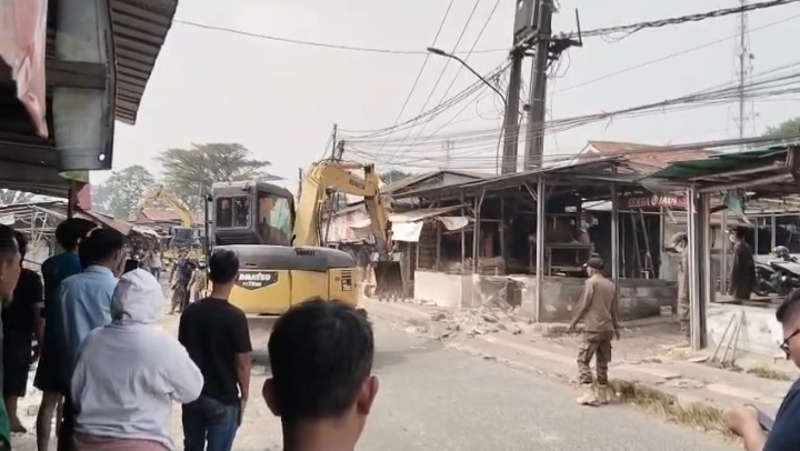 Guna mempercepat proses sebanyak 2 unit alat berat dan sejumlah armada truk DLHK digunakan dalam penertiban pedagang Eks TPPS Pasar Cisoka 