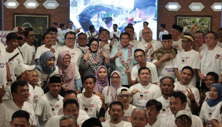 Usai acara Bupati Tangerang Moch Maesyal Rasyid dan Wakil Bupati Tangerang Intan Nurul Hikmah berpose bersama dengan RBR Maesyal Intan