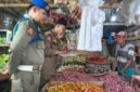 Petugas Satpol PP Kabupaten Tangerang saat menyampaikan SP Ke-3 kepada salah satu pedagang Eks TPPS Pasar Cisoka 