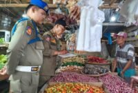 Petugas Satpol PP Kabupaten Tangerang saat menyampaikan SP Ke-3 kepada salah satu pedagang Eks TPPS Pasar Cisoka 