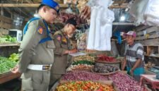 Petugas Satpol PP Kabupaten Tangerang saat menyampaikan SP Ke-3 kepada salah satu pedagang Eks TPPS Pasar Cisoka