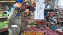 Petugas Satpol PP Kabupaten Tangerang saat menyampaikan SP Ke-3 kepada salah satu pedagang Eks TPPS Pasar Cisoka 
