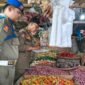 Petugas Satpol PP Kabupaten Tangerang saat menyampaikan SP Ke-3 kepada salah satu pedagang Eks TPPS Pasar Cisoka 