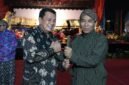 Bupati Tangerang Moch Maesyal Rasyid bersama pengurus Ikatan Keluarga Gunung Kaler (foto ; Tangerangkab.go.id)