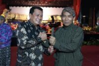 Bupati Tangerang Moch Maesyal Rasyid bersama pengurus Ikatan Keluarga Gunung Kaler (foto ; Tangerangkab.go.id)