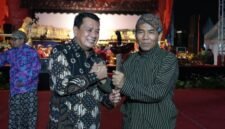 Bupati Tangerang Moch Maesyal Rasyid bersama pengurus Ikatan Keluarga Gunung Kaler (foto ; Tangerangkab.go.id)