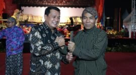Bupati Tangerang Moch Maesyal Rasyid bersama pengurus Ikatan Keluarga Gunung Kaler (foto ; Tangerangkab.go.id)