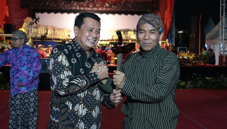 Bupati Tangerang Moch Maesyal Rasyid bersama pengurus Ikatan Keluarga Gunung Kaler (foto ; Tangerangkab.go.id)
