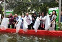Jamintel Reda Manthovani dan Kepala PPATK Ivan Yustiavandana serta Bupati Tangerang Maesyal Rasyid menebar ikan di kolam milik SKhn Kabupaten Tangerang 