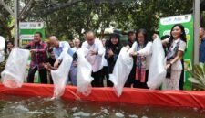Jamintel Reda Manthovani dan Kepala PPATK Ivan Yustiavandana serta Bupati Tangerang Maesyal Rasyid menebar ikan di kolam milik SKhn Kabupaten Tangerang 