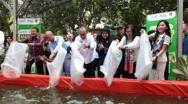 Jamintel Reda Manthovani dan Kepala PPATK Ivan Yustiavandana serta Bupati Tangerang Maesyal Rasyid menebar ikan di kolam milik SKhn Kabupaten Tangerang 