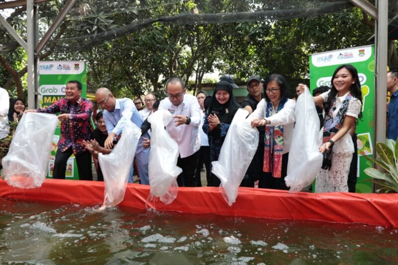 Jamintel Reda Manthovani dan Kepala PPATK Ivan Yustiavandana serta Bupati Tangerang Maesyal Rasyid menebar ikan di kolam milik SKhn Kabupaten Tangerang 