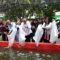 Jamintel Reda Manthovani dan Kepala PPATK Ivan Yustiavandana serta Bupati Tangerang Maesyal Rasyid menebar ikan di kolam milik SKhn Kabupaten Tangerang 