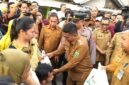 Selain membantu air bersih Gubernur Banten Andra Soni juga menyalurkan bantuan sembako kepada warga Desa Margasari Kecamatan Tigaraksa yang terdampak kekeringan akibat kemarau cukup panjang