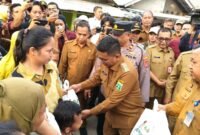 Selain membantu air bersih Gubernur Banten Andra Soni juga menyalurkan bantuan sembako kepada warga Desa Margasari Kecamatan Tigaraksa yang terdampak kekeringan akibat kemarau cukup panjang