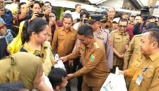 Selain membantu air bersih Gubernur Banten Andra Soni juga menyalurkan bantuan sembako kepada warga Desa Margasari Kecamatan Tigaraksa yang terdampak kekeringan akibat kemarau cukup panjang