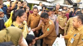 Selain membantu air bersih Gubernur Banten Andra Soni juga menyalurkan bantuan sembako kepada warga Desa Margasari Kecamatan Tigaraksa yang terdampak kekeringan akibat kemarau cukup panjang