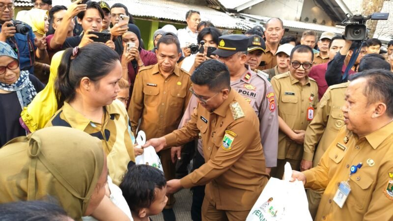 Selain membantu air bersih Gubernur Banten Andra Soni juga menyalurkan bantuan sembako kepada warga Desa Margasari Kecamatan Tigaraksa yang terdampak kekeringan akibat kemarau cukup panjang